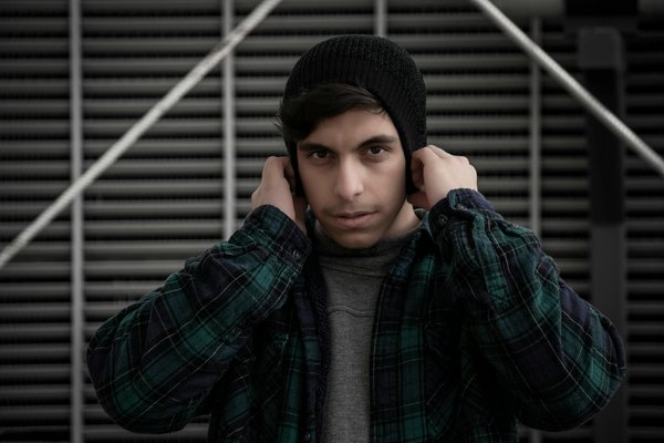 Quelles techniques pour porter des vestes en tweed avec des tenues modernes?